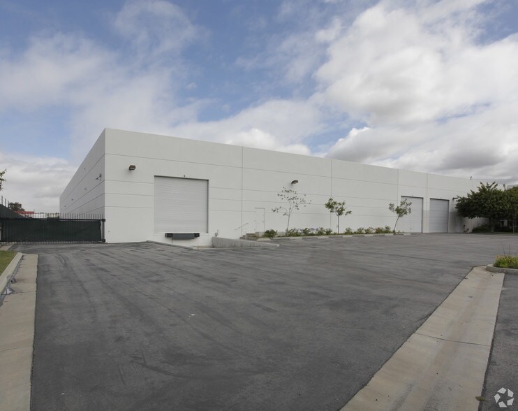 More Photos Of 11915-11937 Wicks St, Sun Valley Warehouse For Lease