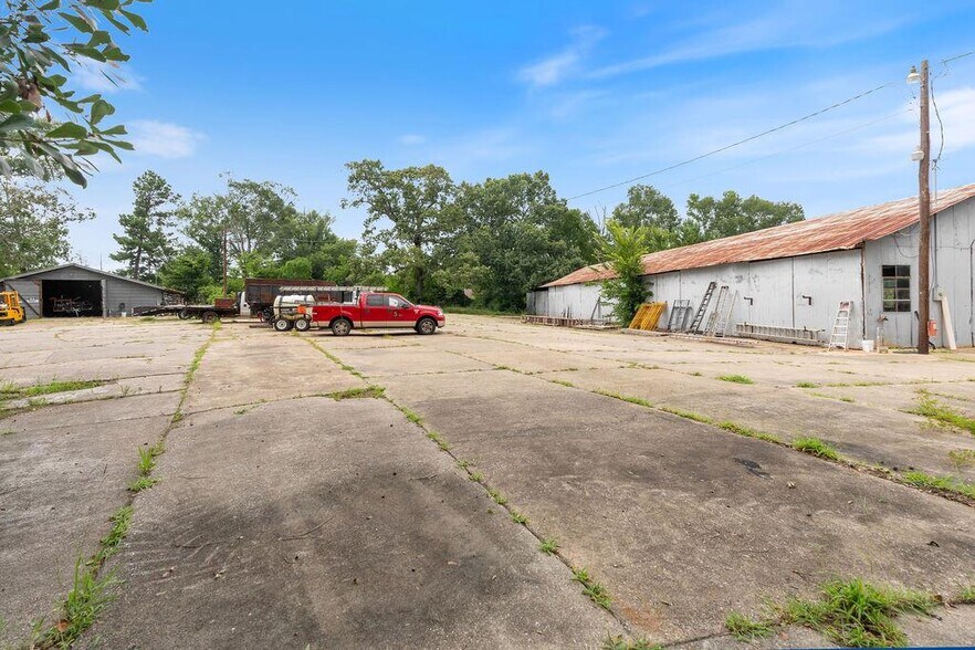 More Photos Of 2524 US Highway 96 N, Center Warehouse For Sale