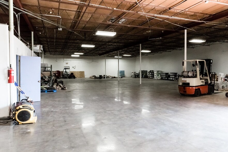 More Photos Of 1539 Round Table Dr, Dallas Light Manufacturing For Sale