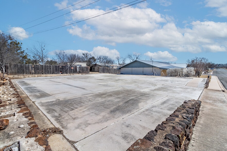 More Photos Of 305 W Dallas St, Llano Religious Facility For Sale