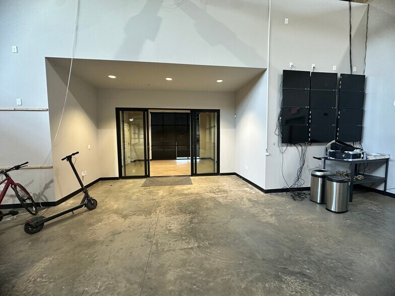 More Photos Of 174 W Stave Mill Rd, Rogers Self Storage For Lease