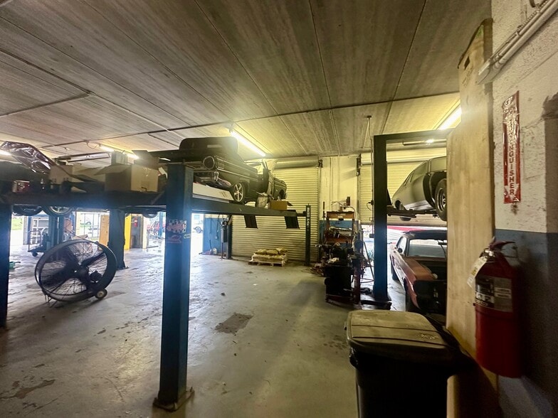 More Photos Of 1002 SE 9th St, Cape Coral Service For Sale