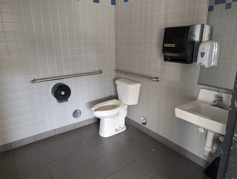 More Photos Of 1822 Todds Ln, Hampton Freestanding For Lease