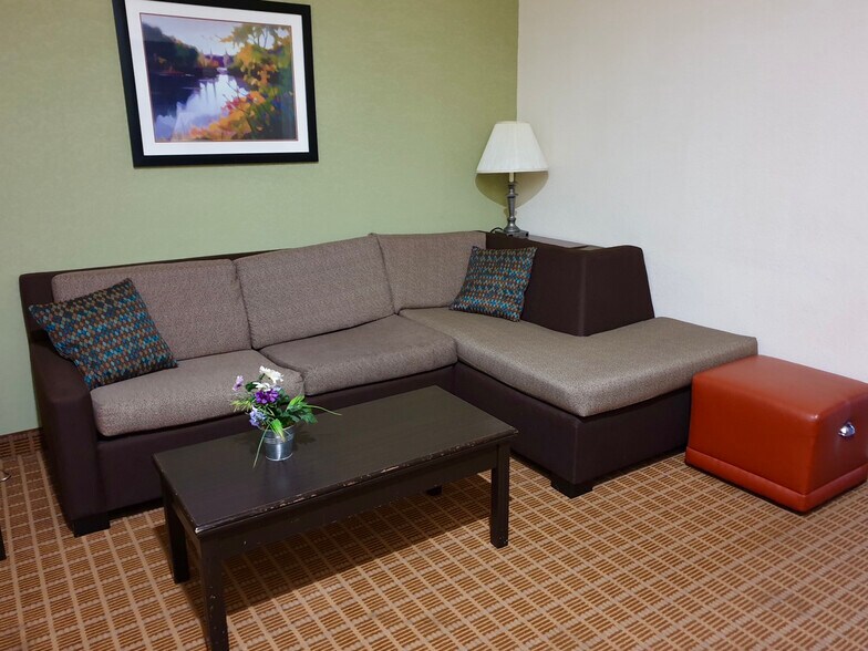 More Photos Of 1323 E King Ave, Kingsland Hotel For Sale