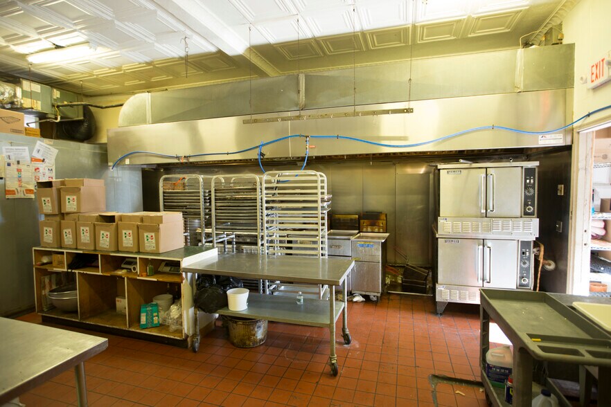 More Photos Of 49 Franklin St, Belleville General Retail For Sale