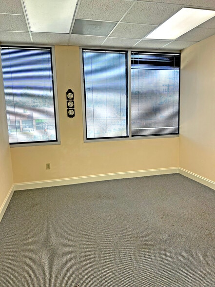 More Photos Of 1422 Burtonwood Dr, Gastonia Office Residential For Lease