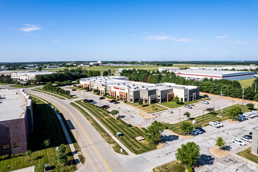 More Photos Of 2700-2740 Independence Ave, Lee's Summit Light Distribution For Lease