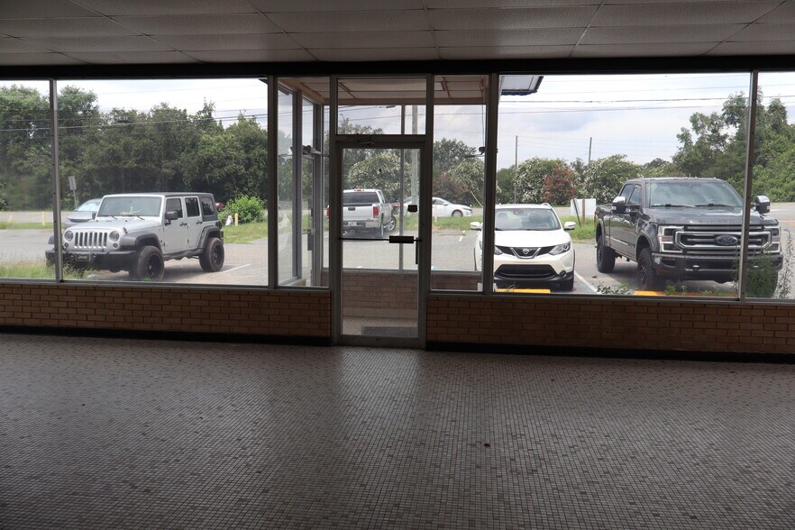 More Photos Of 3485 S Monroe St, Tallahassee Showroom For Lease
