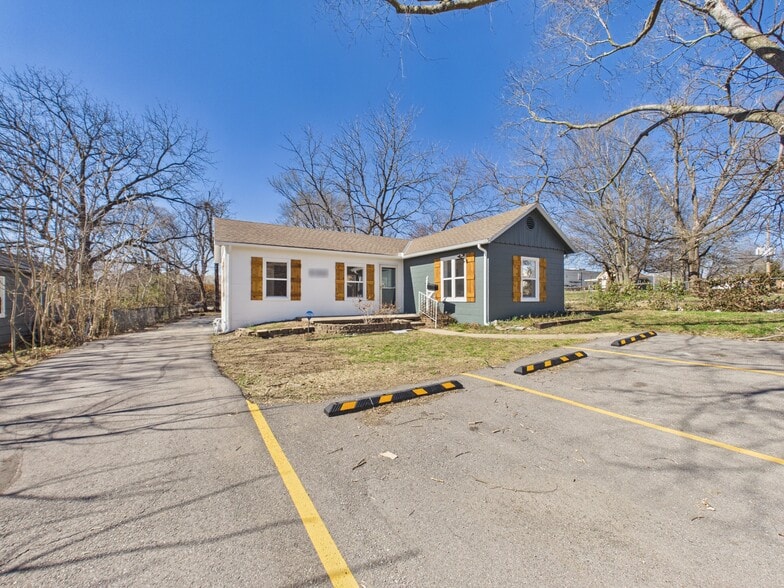 More Photos Of 6310 Ash Ave, Raytown Freestanding For Lease