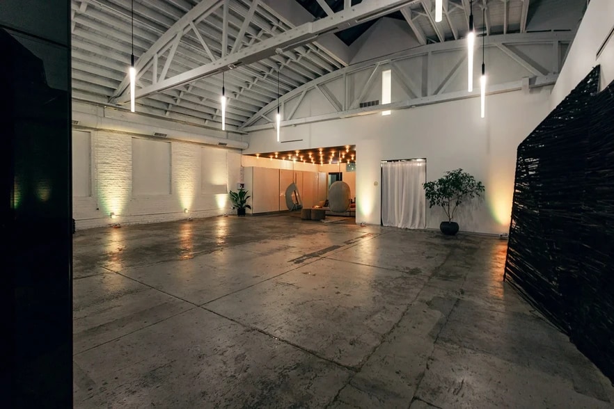 More Photos Of 3146 W Chicago Ave, Chicago Showroom For Sale
