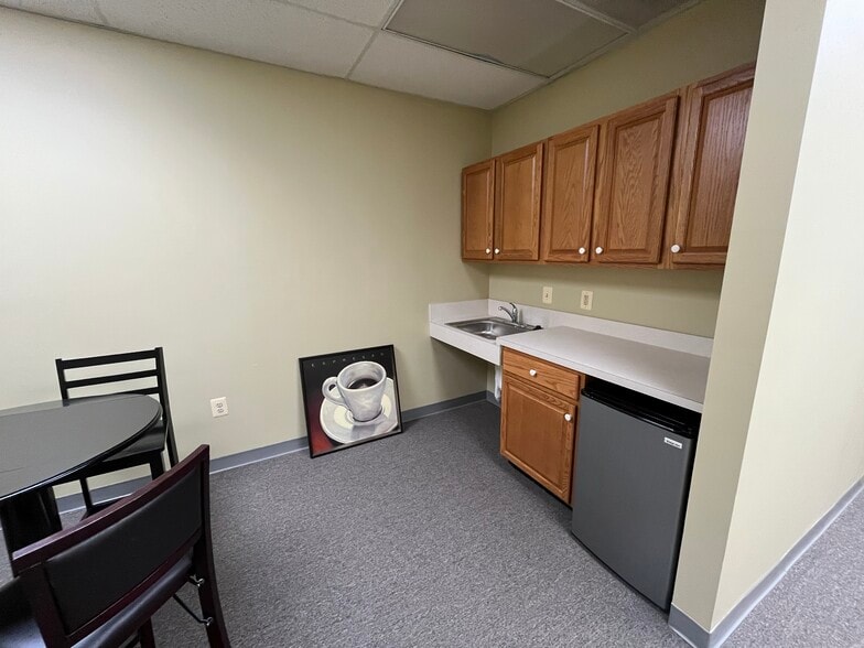 More Photos Of 8982-9050 Hornbaker Rd, Manassas Warehouse For Lease