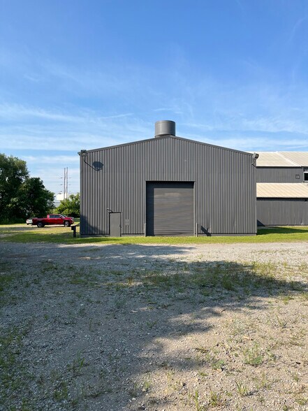 More Photos Of 800 N Water Ave, Sharon Service For Lease