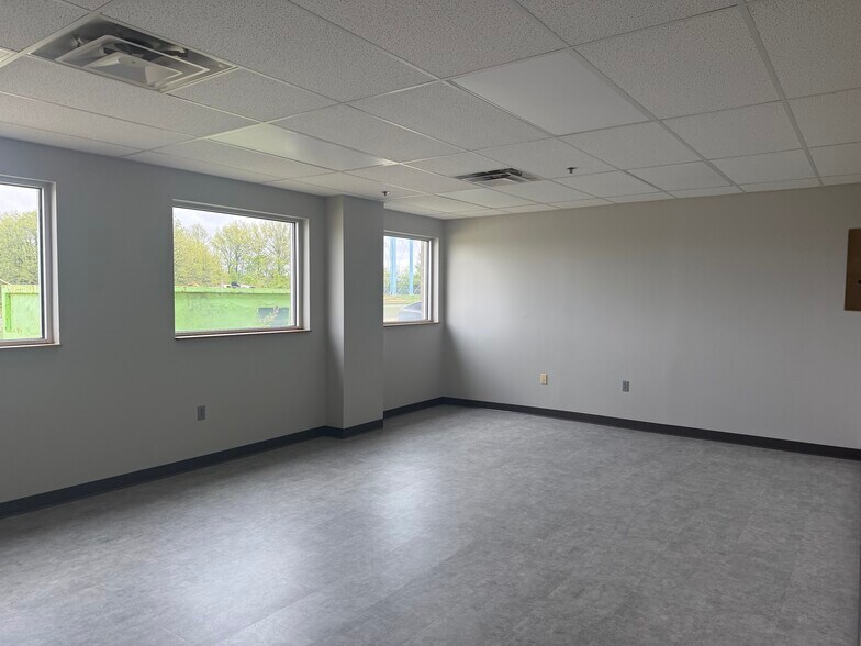 More Photos Of 1615 W McDonald St, Hartford City Warehouse For Sale