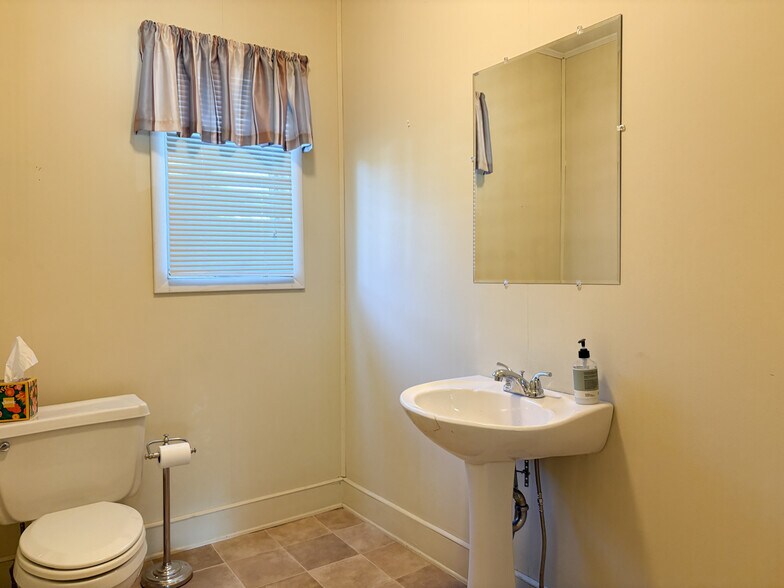 More Photos Of 417 Albany Ave, Kingston Office For Sale