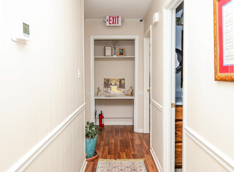 More Photos Of 2889 S Lamar Blvd, Oxford Flex For Lease