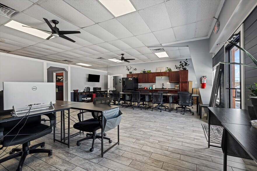 More Photos Of 902 51st St, Galveston Light Manufacturing For Sale