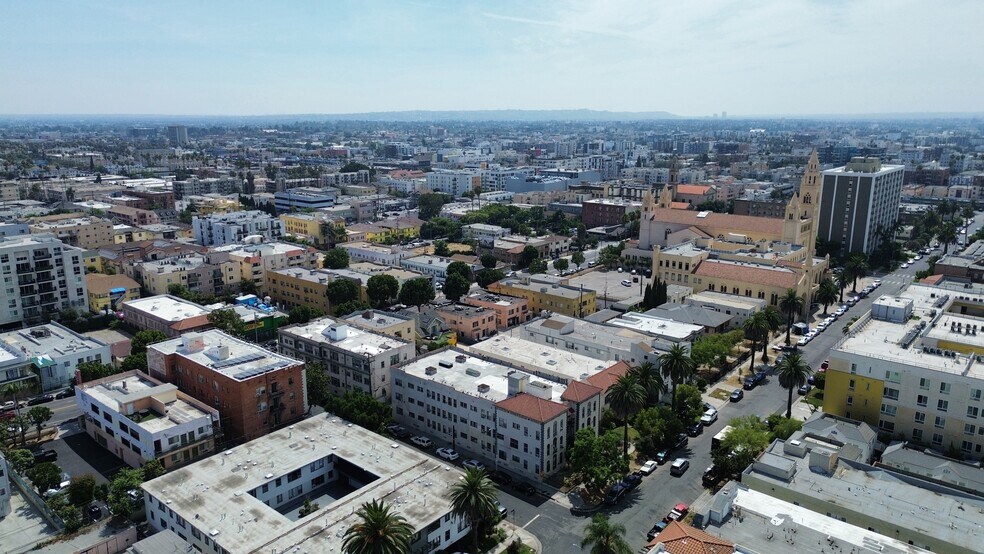 More Photos Of 2910 Leeward Ave, Los Angeles Apartments For Sale