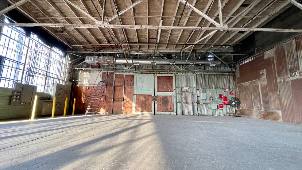 More Photos Of 6000 Avalon Blvd, Los Angeles Warehouse For Lease
