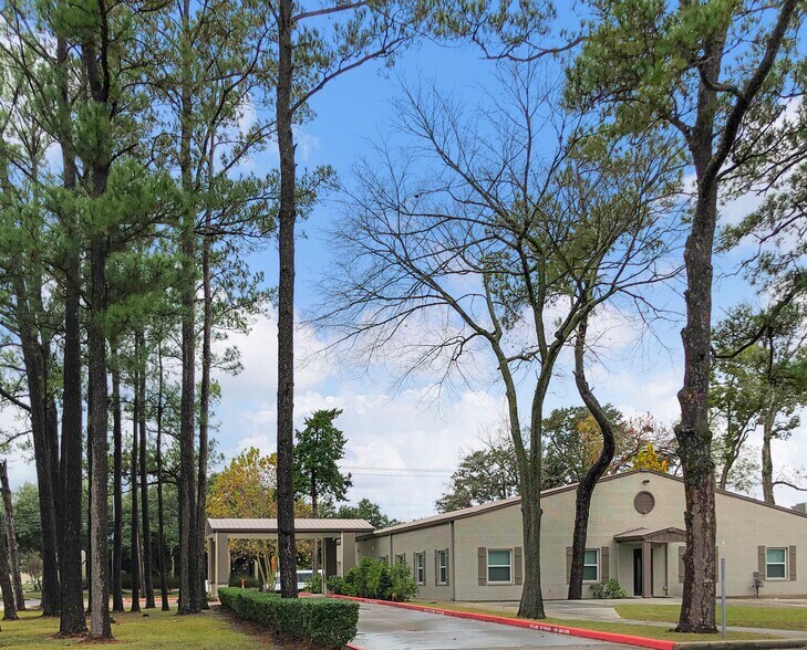 More Photos Of 102 E Walker St, League City Office For Lease