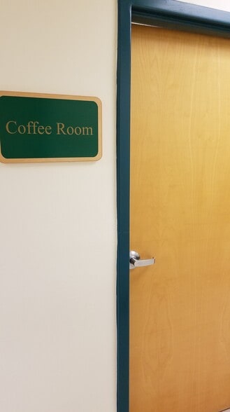 More Photos Of 7802 Kingspointe Pky, Orlando Office For Lease