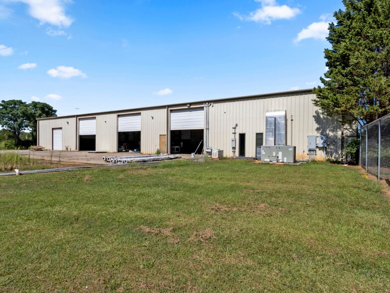 More Photos Of 673 Sandy Springs Rd, Piedmont Warehouse For Lease