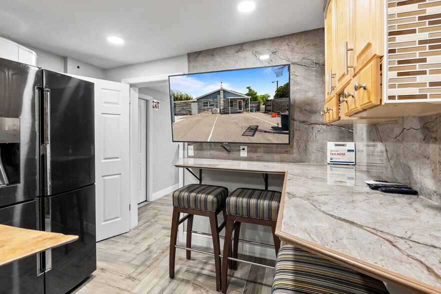 More Photos Of 5424 Edgewater Dr, Orlando Flex For Lease