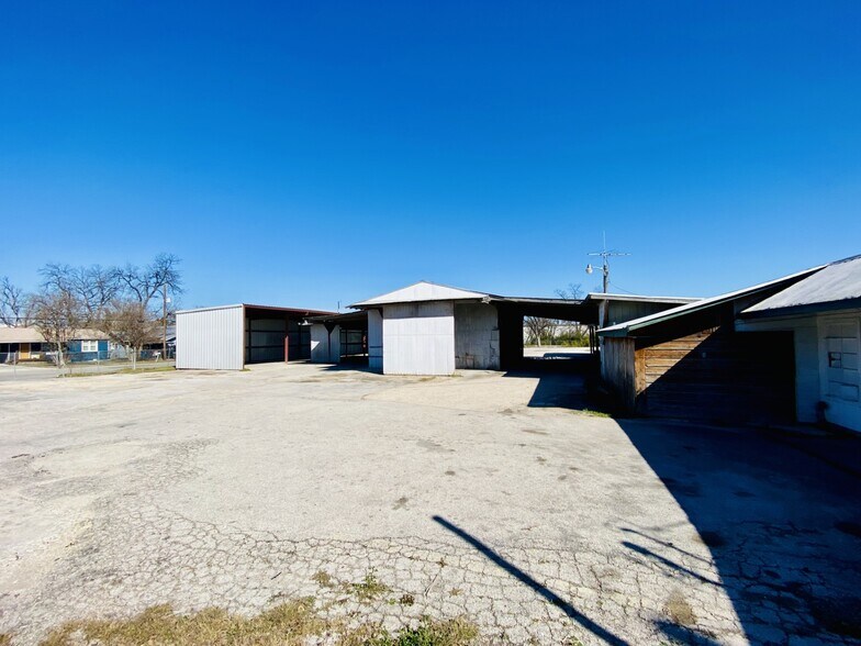 More Photos Of 1445 McQueeney Rd, New Braunfels General Retail For Lease