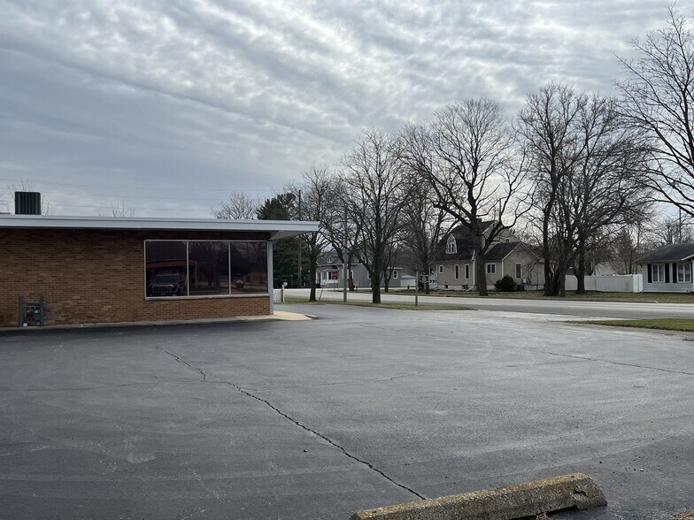 More Photos Of 103 E 3rd St, Aroma Park Office For Sale