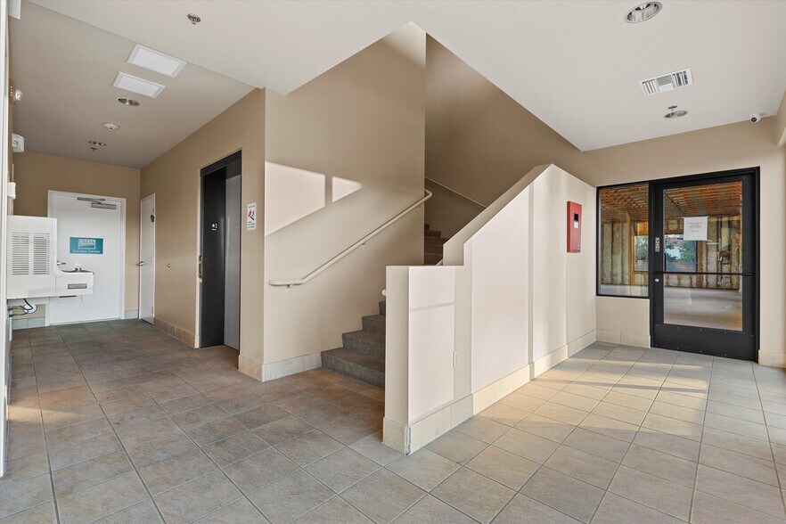 More Photos Of 7080 La Cienega St, Las Vegas Office For Sale