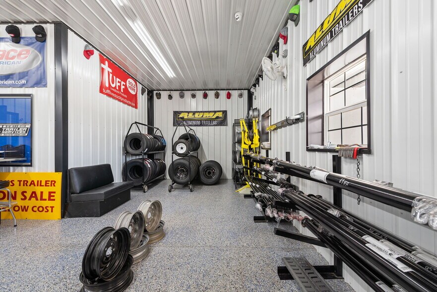 More Photos Of 26091 OK-51, Wagoner Showroom For Sale