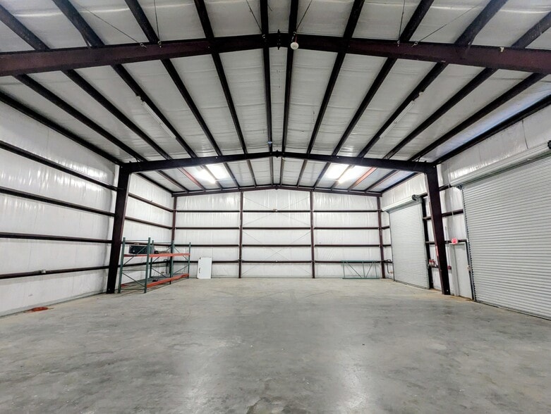 More Photos Of 1765 W Commerce Pky, Beaumont Industrial For Lease