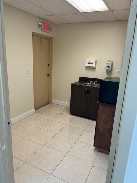 More Photos Of 4440 Sheridan St, Hollywood Medical For Lease