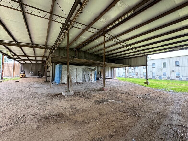 More Photos Of 1208 S Chestnut St, Lufkin Showroom For Sale