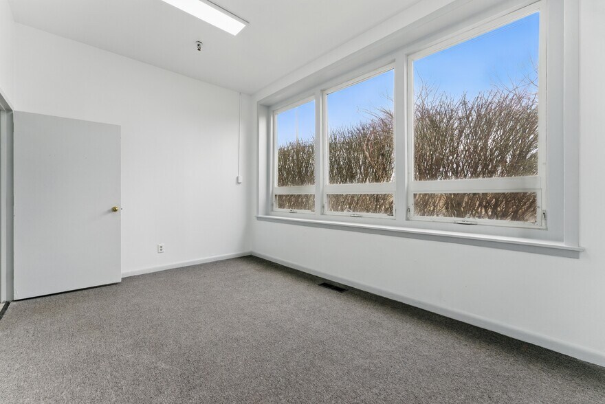 More Photos Of 755 New Ludlow Rd, South Hadley Warehouse For Lease