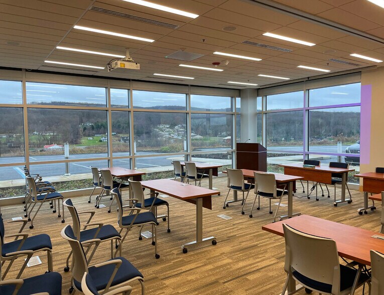 More Photos Of 423 Fortress Blvd, Morgantown Office For Lease