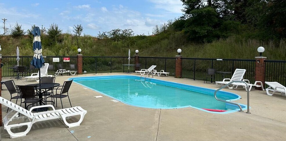 More Photos Of 1500 Edmonton Rd, Tompkinsville Hotel For Sale