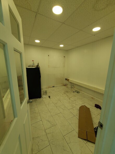 More Photos Of 6827 Fresh Meadow Ln, Fresh Meadows General Retail For Lease