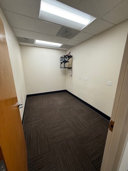 More Photos Of 698 12th St SE, Salem Office For Lease