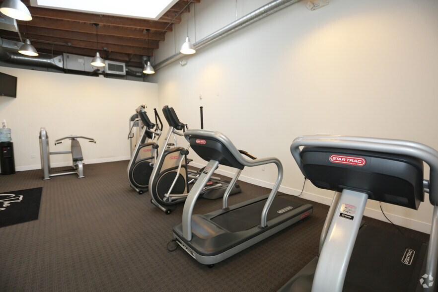 More Photos Of 5529-5533 Hollywood Blvd, Los Angeles Apartments For Lease