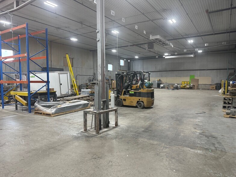 More Photos Of 3600 Boul Losch, Saint-hubert Warehouse For Lease