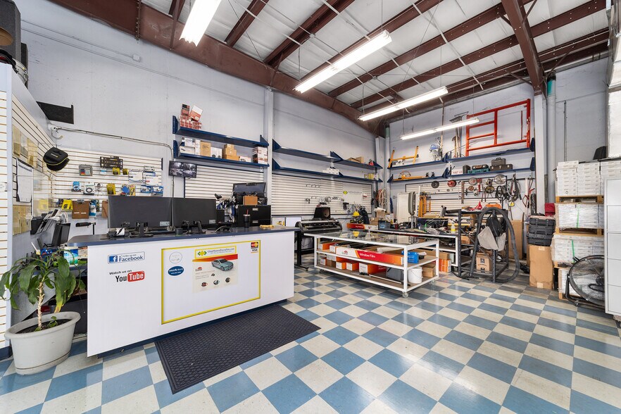 More Photos Of 1521 SW 12th Ave, Ocala Distribution For Sale