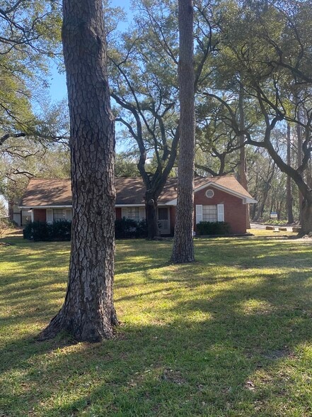 More Photos Of 8614 Veterans Memorial Dr, Houston Distribution For Sale
