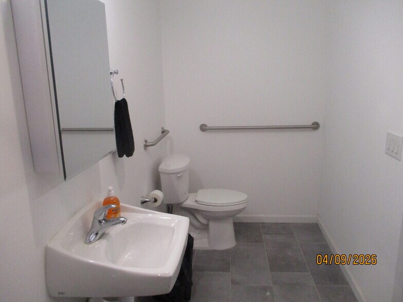 More Photos Of 67 Woodside Pl, Newark Flex For Lease