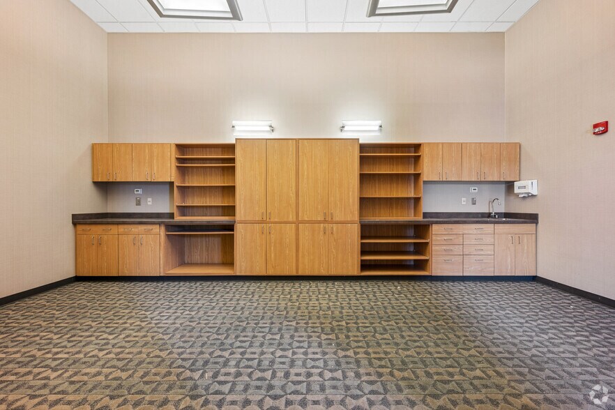 More Photos Of 800 S Tillotson Ave, Muncie Medical For Lease