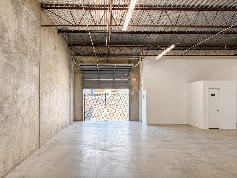 More Photos Of 3911 Woodbury Dr, Austin Warehouse For Lease