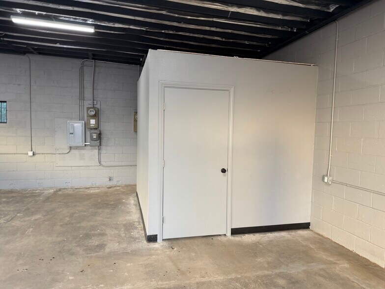 More Photos Of 14641-14643 Lull St, Van Nuys Warehouse For Lease