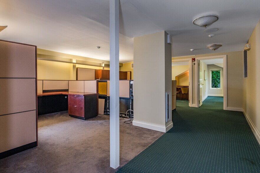More Photos Of 3 Essex Sq, Essex Office Residential For Sale