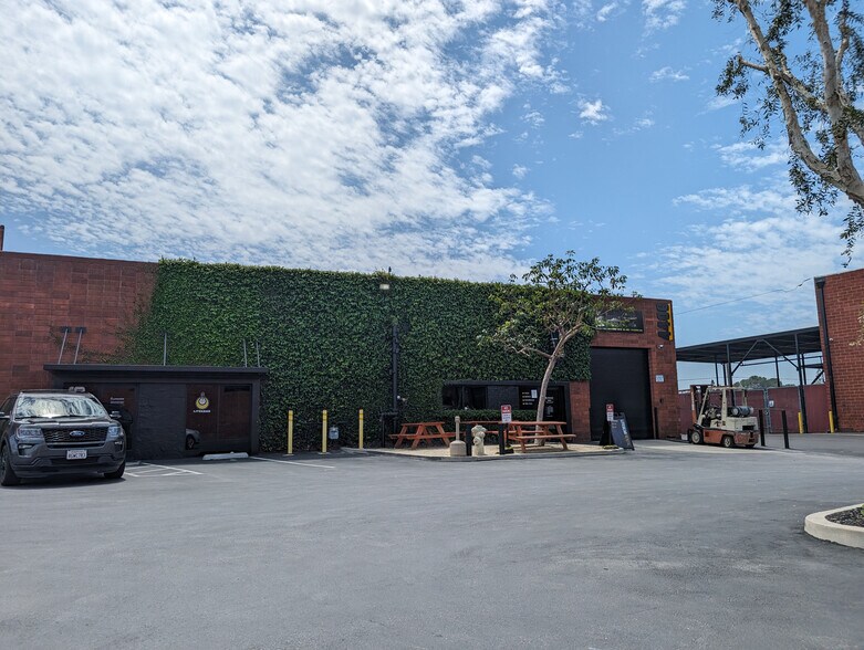 More Photos Of 4406-4408 W Vanowen St, Burbank Warehouse For Lease