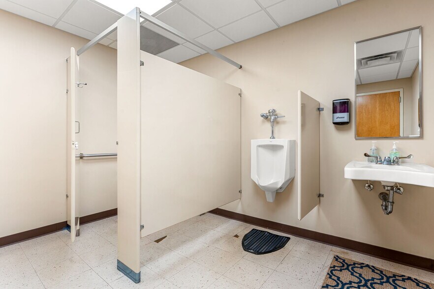 More Photos Of 222 Pearl St, New Albany Office Residential For Sale