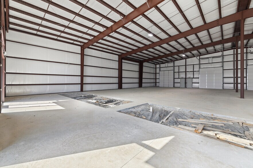 More Photos Of 202 W 1st St, Taylor Flex For Lease